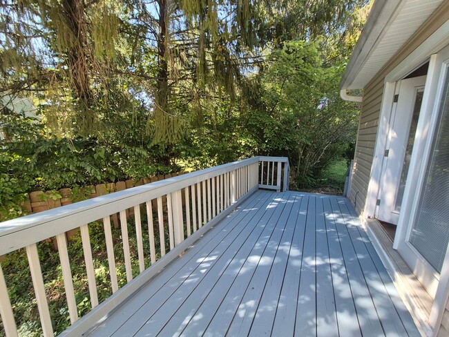 Building Photo - Large 2 story home!!