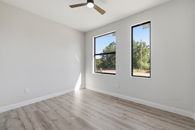 Building Photo - 825 Carbon St E