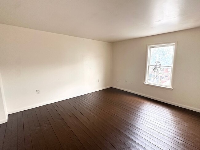 Building Photo - 4 Bedroom 1 Bathroom w/Garage in York City!