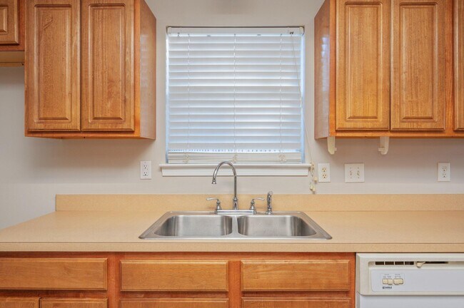 Building Photo - 546 Tikell Dr