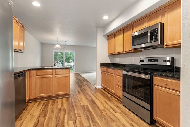 Building Photo - 4 bedrooms 2.5 bath, fenced backyard, AC, ...