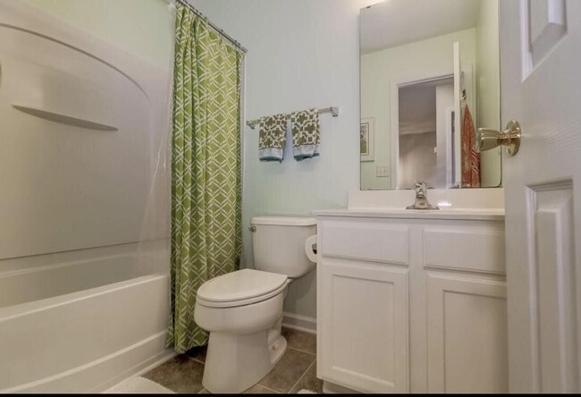 Master Bath - 539 Tayrn Dr