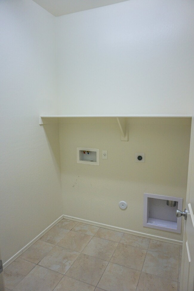 Building Photo - "Charming 3-Bed Oasis with Modern Comfort ...