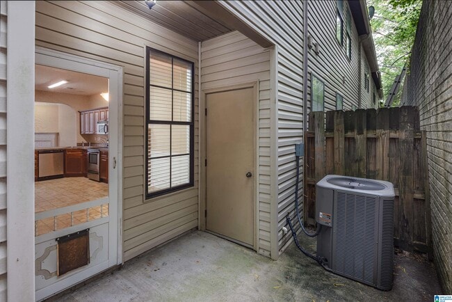 Building Photo - 2250 Ridgemont Dr