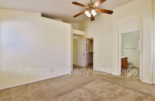 Building Photo - 1025 E Palomino Way