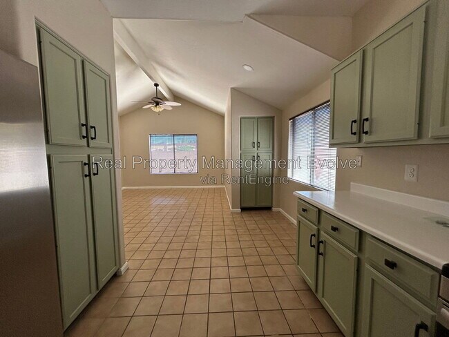 Building Photo - 5943 W Drake Ct