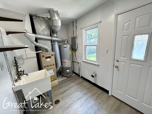 Building Photo - Stunning 3 Bedroom 1 Bathroom now availabl...