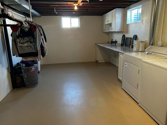 Building Photo - 2 bdrm, 1.5 bath duplex with flexible possession!