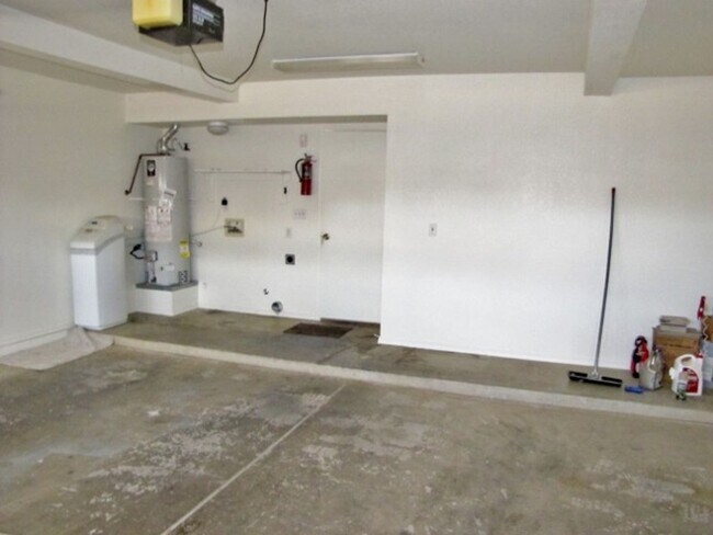 Building Photo - 3BR/2BA/2CG, 1615 sq.ft. home in Sierra Springs subdivision in Sierra Vista, AZ
