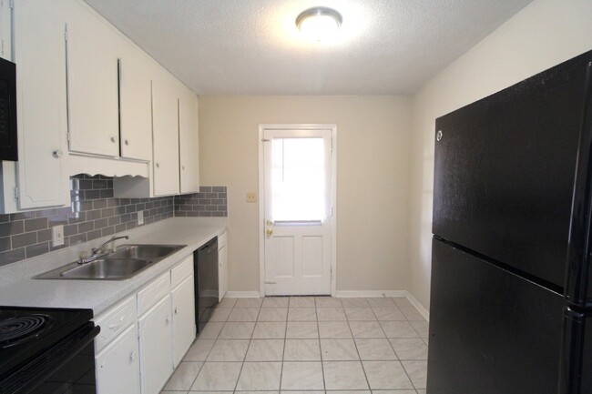 Building Photo - Pet-Friendly 2-Bedroom Duplex with Washer/...