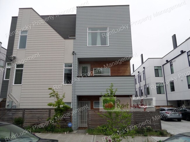 Building Photo - Stunning 4-Bedroom Newer Construction w/Huge VIEW Rooftop Deck in Fremont!!
