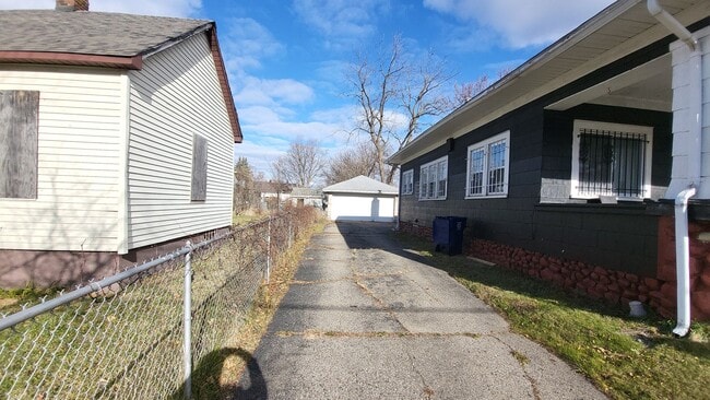 Building Photo - Move-In Ready 2BR/2BA with Garage – Great Location