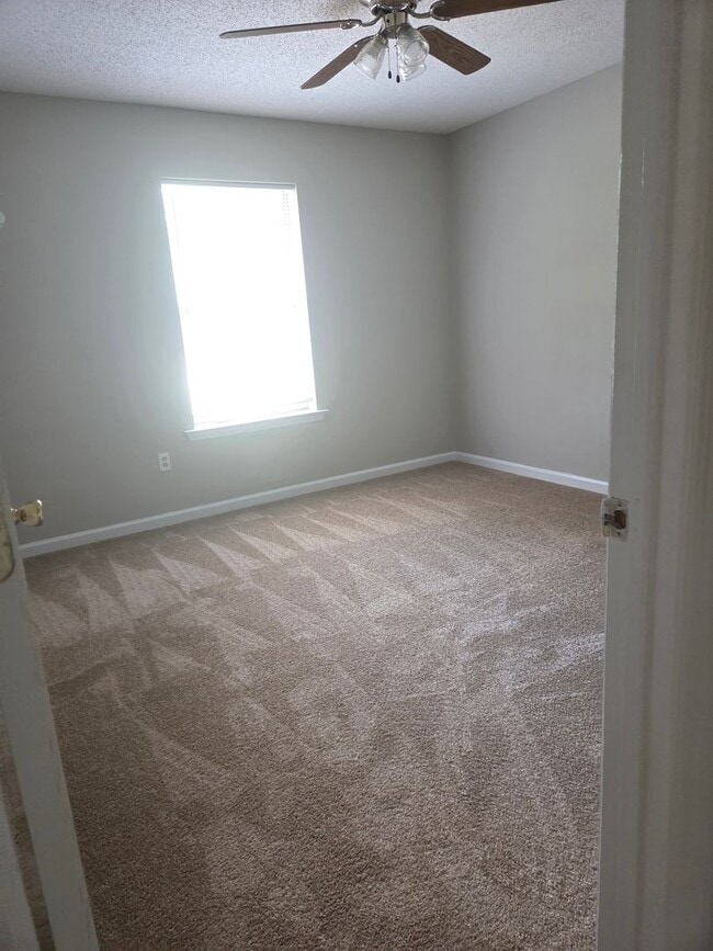 Building Photo - Beautiful very spacious 4 Bed/2 Bath