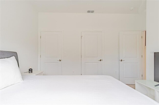 Building Photo - 2705 Scrapbook St