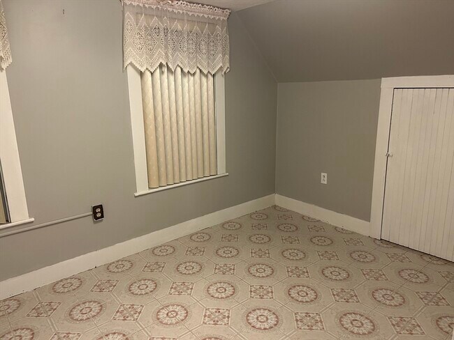 Building Photo - 58 Maple St