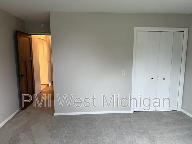 Building Photo - 513 24th Ave