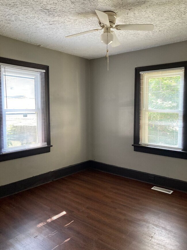 Building Photo - 3 bedroom with a bonus room! Nice enclosed sun porch!