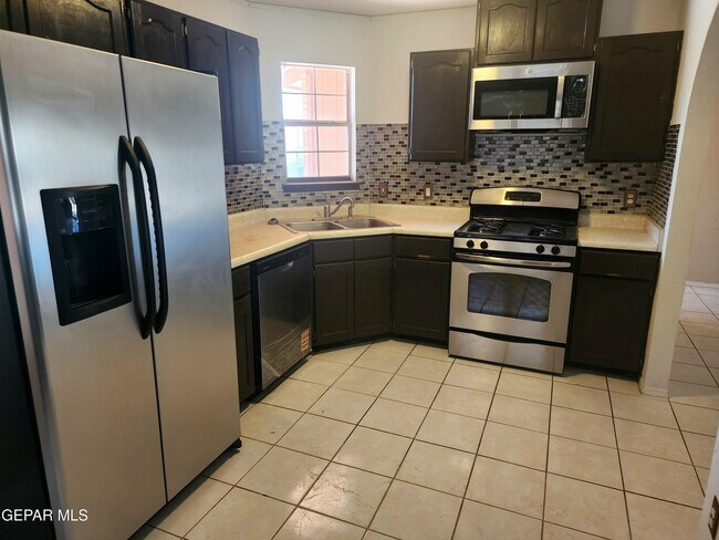 Building Photo - 3115 Sal Berroteran Dr