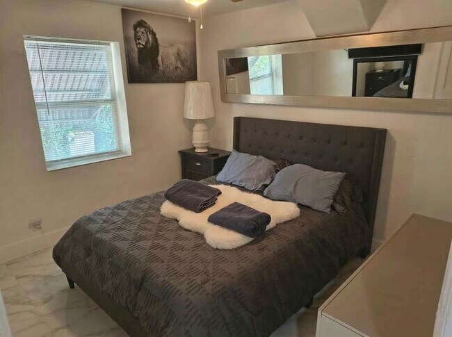 Building Photo - 2206 Coolidge St