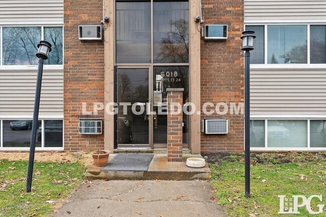 Building Photo - 6018 Secor Rd