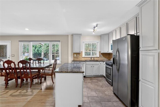 Building Photo - 2560 Skyland Trail NE