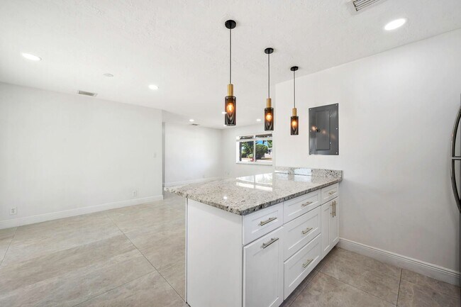 Building Photo - 2100 N Seacrest Blvd