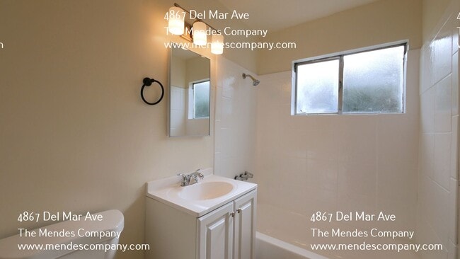 Building Photo - 4867 Del Mar Ave