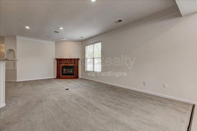 Building Photo - 1033 Pinehurst Dr