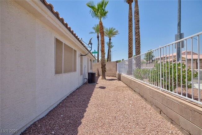 Building Photo - 10022 Catalina Canyon Ave