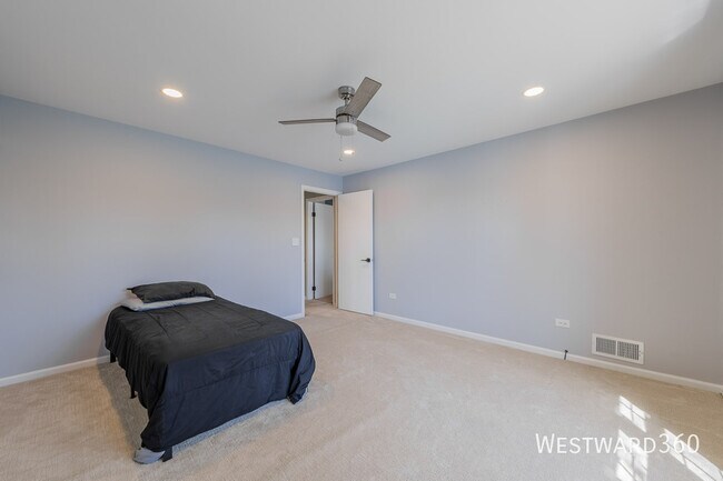 Building Photo - 5601 Carriage Way Dr