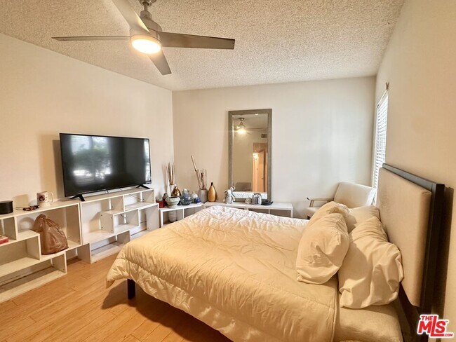 Building Photo - 5870 Green Valley Cir