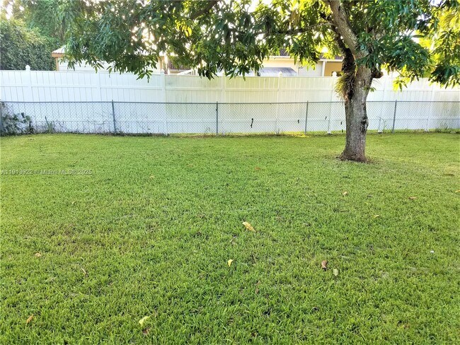 Building Photo - 3915 SW 60th Ave