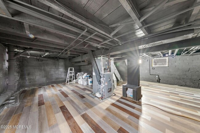 Building Photo - 96 Maple Ave