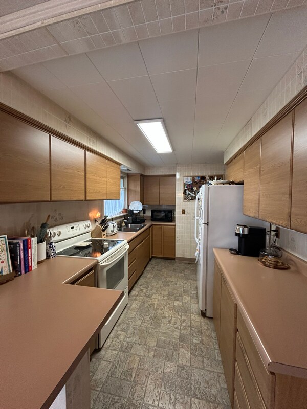 Building Photo - 12090 Country Ln