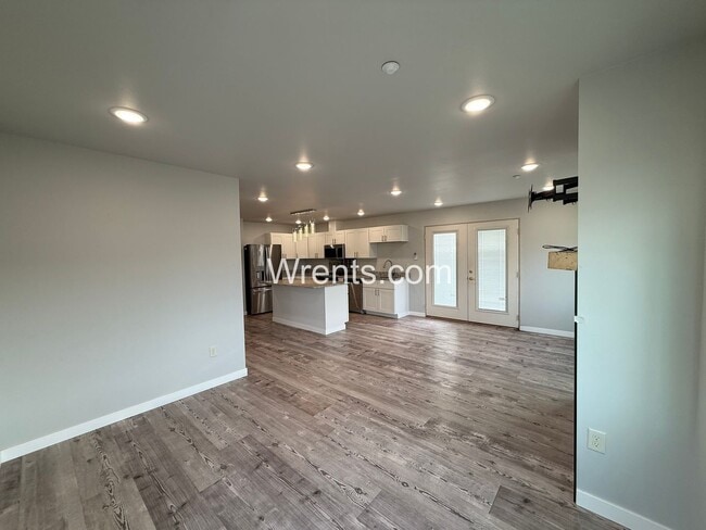 Building Photo - Half Off First Months Rent in Davenport!