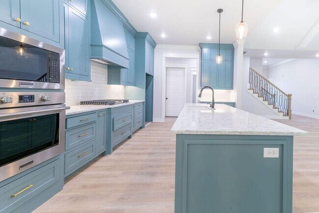 Building Photo - 5 bedroom CUSTOM BUILT home in Elm Springs MUST SEE