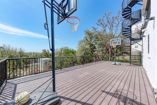 Building Photo - 13803 Lakeview Dr