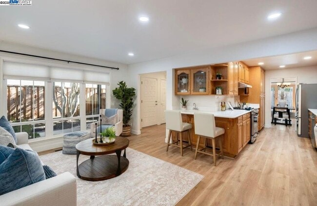 Building Photo - 725 Old Creek Rd