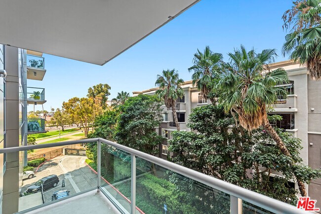 Building Photo - 13700 Marina Pointe Dr