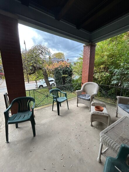 Large front porch - 339 S Aiken Ave
