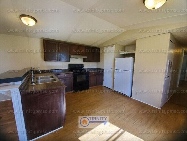 Building Photo - HUGE LOT! Pets welcome!