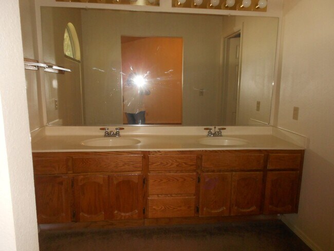 Building Photo - ? Beautiful 3-Bedroom, 2-Bathroom Home in ...