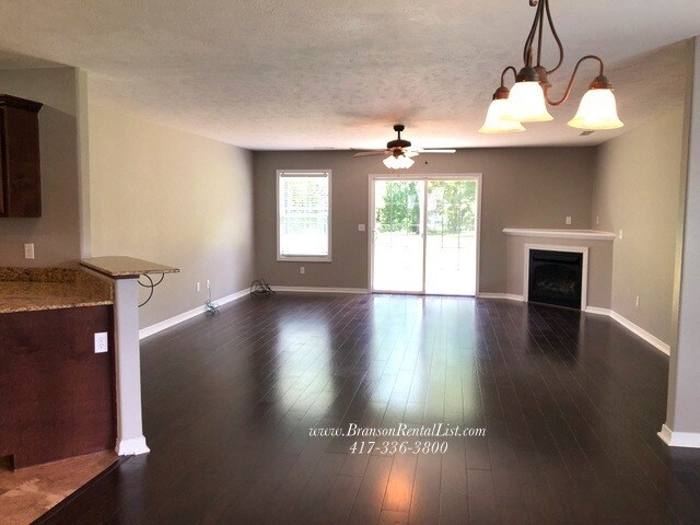 Building Photo - Over 2,000 sqft on one level