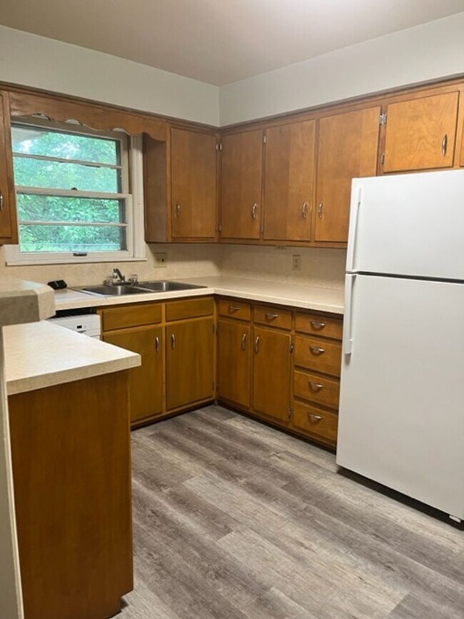 Building Photo - 3 bed 1 bath Single Family Home with 1 car attached Garage