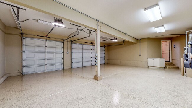 Building Photo - Gorgeous Home with private yards, large de...