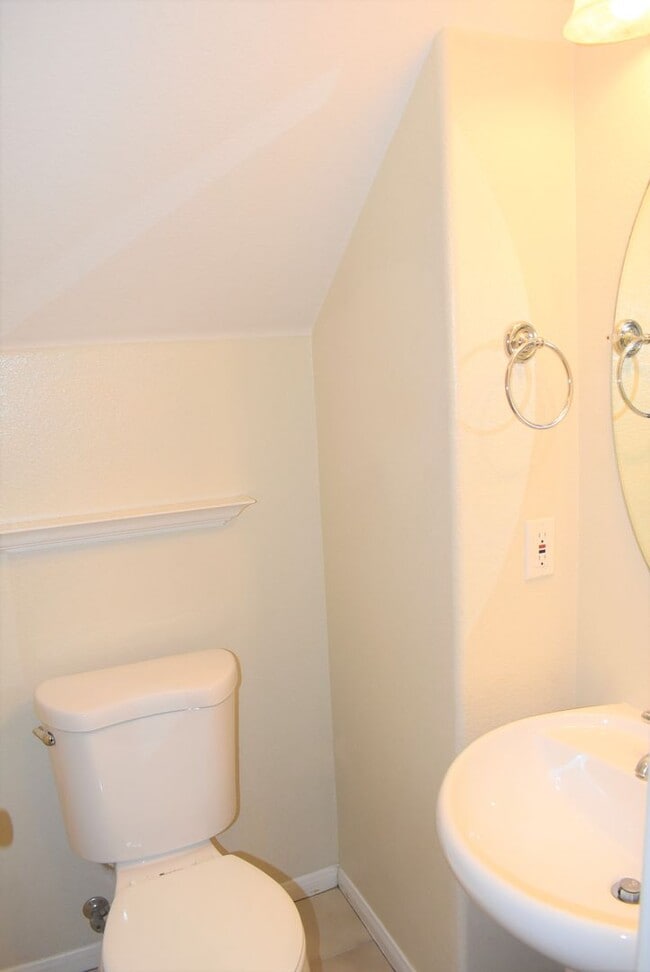 Building Photo - 3 Bedroom 2.5 Bath Townhome in Gated Commu...