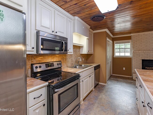 Building Photo - 400 Oakhill Cir