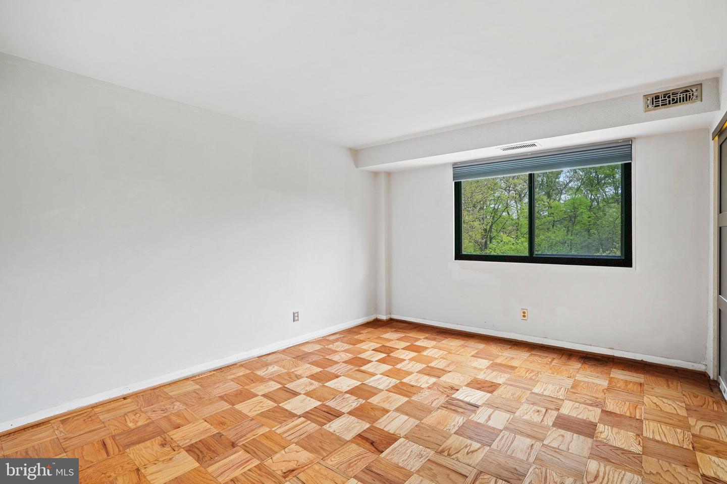 Spacious bedroom - 575 Thayer Ave