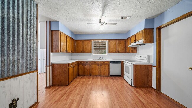 Building Photo - Welcome to quiet, country living with close proximity to MISD schools, and downtown Montgomery am...