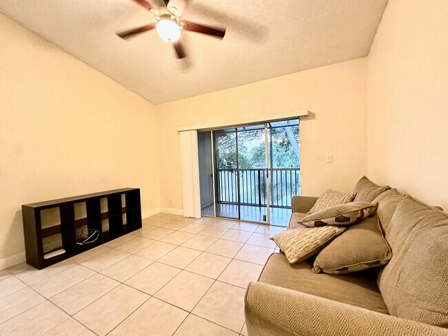 Building Photo - 660 Cypress Club Way